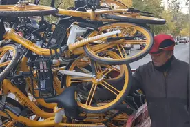 小黄车与小蓝车统称共享单车。最需要共享位置。城管