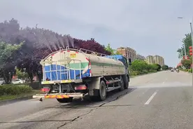 【朝阳路】道路冲洗 喷雾降尘 大型洒水车 启数A15 20220501视频封面