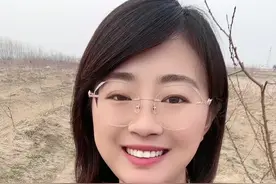 分享果树知识，传播正能量。 防治桃缩叶病、花期腐烂病（褐腐病、炭疽病）用药方案： 一、10%苯醚甲环唑水分散粒剂1500—2000倍 二、60%唑醚•代森联水分散粒剂1000—2000倍 三、40%腈菌唑可湿性粉剂5000—8000倍 四、50%醚菌酯水分散粒剂3000—5000倍。（四选一） 桃树穿孔病花前预防用药： 一：辛菌胺醋酸盐1.8%800—1000倍。 二：喹啉铜33.5%悬浮剂800—1000倍 三：噻唑锌20%可湿性粉剂500—600倍（三选一） 蚜虫、薊马防治用药： 一、特福力（22%氟啶虫胺腈悬浮剂）4000—6000倍+70%吡虫啉5000倍 二、70％吡虫啉5000倍+70％吡蚜酮5000倍 （二选一） 预防倒春寒化学保护方案： 一、碧护（0.136%赤霉素•吲哚乙酸•芸苔素内酯）5000倍 ＋鱼蛋白原浆180倍 二、绿复康3000倍＋鱼蛋白原浆180倍 三、爱多收（1.8%复硝酚钠）5000倍＋鱼蛋白原浆180倍 四、天达2116（果树专用型）1000—1200倍＋鱼蛋白原浆180倍 防治用药时间在花前5天左右，接近与开花防治蚜虫效果更理想。#抖音扶贫视频封面
