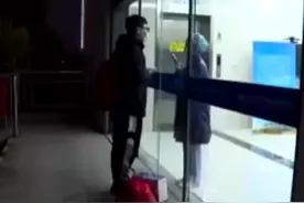 爱情最美好的样子！95后女护士与男友隔着玻璃一吻，总有些人为我们负重前行❤️#抗疫一线 #疫情防控福建在行动视频封面
