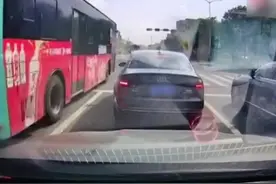 #公交车路口玩起漂移，司机还和交警说…视频封面