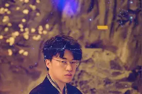 唯一在两个位置上都拿到msi冠军的职业选手！#rng小虎 的进步是肉眼可见的！s11看好小虎的发挥了啊！#lol #lpl 视频封面