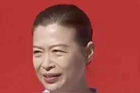 铿锵有力，鼓舞人心！#中国传媒大学2022开学典礼 北京广播电视台副总编辑——徐滔作为校友代表为新同学们送上祝福，她说：“我们每个人都有属于自己独一无二的精彩，即使我们再平凡，我们也是限量版。”她祝愿年轻的师弟师妹们能够像白杨一样历经风雨，茁壮成长，珍惜春光。当我们心里有白杨的时候，就会一路向阳！视频封面