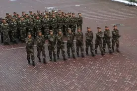 新兵入营初长成，会操场上显身手！(李建军、郝国卿、陈冠中)视频封面