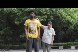 好心上海阿婆捡了个“黑娃”，一养就是18年，洗1周才知道是中非混血！！#美丽人生 #奶奶视频封面