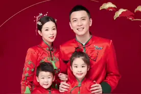 杨导一家四口幸福合照，觉得女儿更像爸爸还是儿子更像爸爸呢？#杨鸣 #帅哥 #歌曲接lit力 #大马小马视频封面
