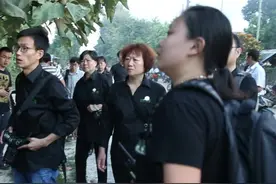 收殓远征军英烈遗骸项目告一段落，远征军后代赴缅甸祭拜、接亲人回家，看到先辈长眠于菜园、猪圈、垃圾场，忍不住痛哭流涕。#向英雄致敬#中国远征军 