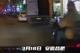 3月18日，安徽合肥。 外卖小哥撞到货车尾板摔倒，爬起来第一反应却是查看外卖。#泪目#外卖小哥 #生活不易