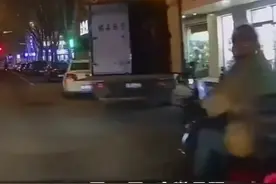 3月18日，安徽合肥。 外卖小哥撞到货车尾板摔倒，爬起来第一反应却是查看外卖。#泪目#外卖小哥 #生活不易