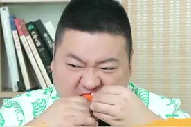 这是什么橙子？闻着吃着都有玫瑰香？#万州玫瑰香橙 一定要试试噢！#血橙 #抖音美食制作人视频封面