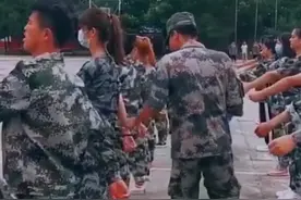 这个细节你注意到了吗？教官不用手碰女生，用笔纠正动作，小细节看出素养@抖音短视频 #军训视频封面