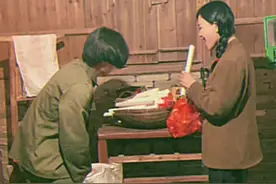 记得儿时每逢过年，办的年货少不了，香烟、花生、瓜子…！多少人为了集月兔烟里的108将，绞尽脑汁？#怀旧童年 #80年代 #复古风