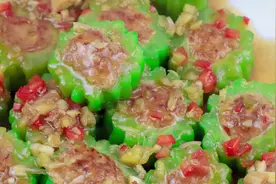 厨师长把肉末往苦瓜里面一塞直接蒸，苦瓜微苦肉更香视频封面