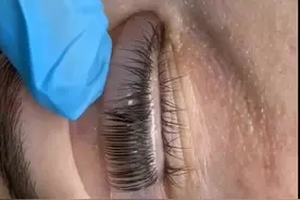 你还在夹睫毛吗，角蛋白翘睫术，烫一次可以保持一个多月，视频封面