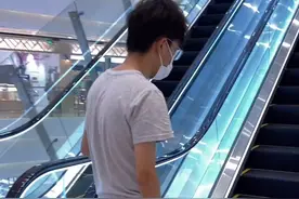 这么穿鞋 坐扶梯一定要注意 #凉拖鞋