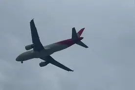 山东临沂飞机✈️场繁忙，路过二分钟就有一次飞机降落视频封面
