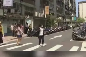 #台北开展大规模防空演习 ：警报响彻街道空无一人 民众抱头跪地躲避视频封面
