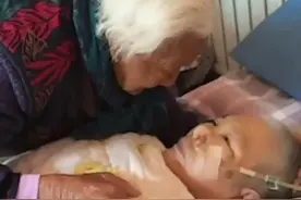95岁妈妈坐轮椅看望75岁重病女儿，一句“想娘吗”让人泪目。不管多大年纪都希望耳边有一句：娘来了。视频封面