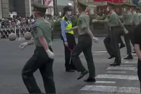 国庆版沉浸式过马路，上海再现武警拉链式人墙，保障游客安全和道路流畅！#祝愿祖国繁荣昌盛国泰民安视频封面