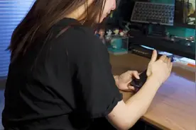 很讨厌别人偷看聊天，快来试试苹果防窥钢化膜，听筒还是自带防尘