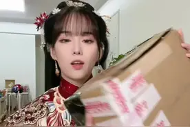 迟到的元旦盲盒，我以为骗了我一年的商家终于良心发现……还是我太年轻#开箱vlog #搞笑 #开箱 #玲娜贝儿 #迷惑行为大赏 #沙雕 #跨年 #迪士尼盲盒视频封面