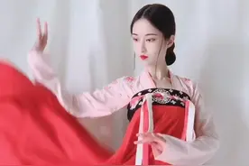 一片式齐胸穿法，人生建议：出门时最好内搭一个吊带，不要问为什么 #汉服穿搭视频封面