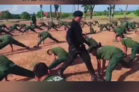 #柬埔寨王家军 士兵劈叉训练，教官使劲往下压，是个狠角色，新兵哇哇直叫！看着都疼#军事拓展训练#我的观影报告视频封面