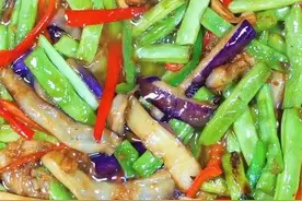 好好的茄角恋，老公让我加点咸鱼进去。没想到味道出奇的好，咸香又下饭。所以有些时侯听男人的还是没错😂