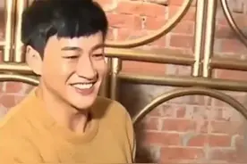 #何润东 跟妻子回农村老家，虽妻子家境贫寒，他给予了最大的尊重，岳父更是控制不住的拥吻他，接地气的明星谁不爱呢视频封面