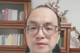 这份米粉可能是凉下来了才封装，或者没有密封好，在派送中温度降下来了。在降温之后正好遇到麻蝇路过，就进去繁殖后代了 #米粉蛆虫 #食品安全 #健康科普 