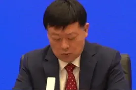 #例行新闻发布【积极探索开展碳足迹评价工作】我们反对以气候变化为名设立的任何形式的贸易和技术壁垒。我们从国内落实“双碳”目标的工作需求来看，也有必要开展碳足迹评价工作，推动建立碳标签制度等等一系列工作，这也有利于强化企业控制温室气体排放的主体责任，提升品牌价值，增强公众积极应对气候变化的意识，营造绿色低碳发展的良好氛围，同时也有利于推动我国的重点产品出口和提升相关产业国际市场竞争力。视频封面