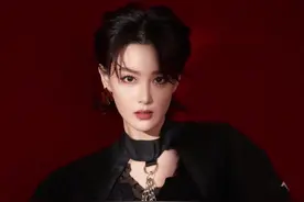 #张馨予喝到了被喝过的水 张馨予说坐车没发现车上提供的矿泉水没有换新，不小心喝到了被人喝过的水，感觉非常难受视频封面