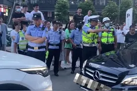 狭路相逢，两司机互不相让，都被带进派出所。视频封面