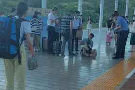 父爱如山，一男子带娃回郴州，到站刚下车，在月台上发现怀中小孩不动了，父亲彻底崩溃了，希望这个宝宝能平安渡过此劫！#清风不问赶路人岁月却负有心人 #现场实拍 #生活很累但要继续微笑面对 #我们都是时间的过客 视频封面