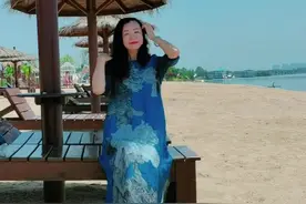 独享这正午的骄阳🌞哈哈哈～#拍照姿势 #穿裙装坐姿怎么拍最好看 #拍照腿脚怎么放 #自拍支架拍外景 #本芯 #苎麻连衣裙 视频封面