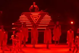 当鸟叔在演唱会唱李贞贤的歌，刚好李贞贤也在现场，#场面壮观 #舞台无处不在 #嗨翻全场 视频封面