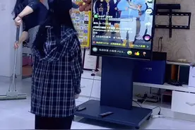 做卫生的外婆看这外孙女，干活都忘记了#dou来跳舞 #福清女孩fqgirls #酒醉的蝴蝶视频封面