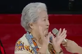 主持人朱迅的妈妈在节目中表示，教育理念是“靠自己”，人要像青松一样努力向上生长。视频封面