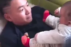 儿子给爸爸端来一杯童子尿，爸爸喝完问他是什么视频封面