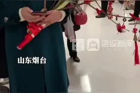 爷爷奶奶迎新生儿回家，桃树枝的绑法也太卷了！#新生儿 #习俗 #烟台视频封面