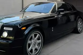 劳斯莱斯“幻影”双门轿跑，1600个星星确实很亮！#汽车人共创计划 #星巢计划 #抖音汽车 #劳斯莱斯幻影视频封面