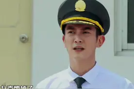 #杜江 背着木架，夹着扑克牌练习站军姿也太狠了👍#电影我和我的祖国视频封面