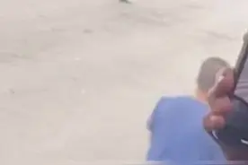 消防员出警归来遇交警女友执勤，隔空互动超有爱。网友：甜到掉牙了！视频封面