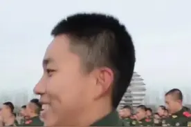 暖到了！武警兵哥哥齐跳“你笑起来真好看”#武警#温暖 