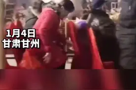 近日，甘州一位#新娘结婚当天迟到穿婚纱一路狂奔到会场。网友：这速度5G网都追不上。视频封面