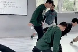 这几位同学今天早上迟到半个小时！控腿惩罚10分钟#惩罚 #压腿视频封面