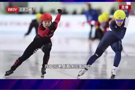 #中国首位冰轮滑速滑两栖运动员的铿锵力量 郭丹是中国首位冬练冰夏练轮的“两栖运动员”。在刚刚结束的比赛中她位列第14名，对于一位带伤比赛的老将来说，她已经突破了自我。让我们一起为老将郭丹喝彩！ #北京向未来 #冰雪最前线 #冰雪2022 视频封面