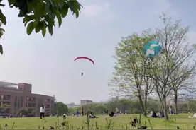 4月3日 浙江金华，封校期间，一人跳伞滑行误入学校，保安：真是防不胜防！《来源:@土豆 》#周口观察 视频封面