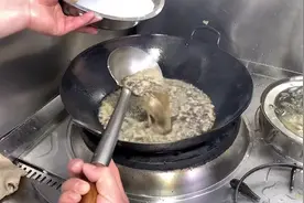 看看饭店炸过东西的油怎么处理，今天告诉你，这位师傅的洗油技术