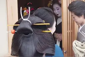 这是日本传统文化，艺伎脸部之所以涂得非常白，是因为过去没有电灯，都是蜡烛、煤油灯#古风 #艺伎